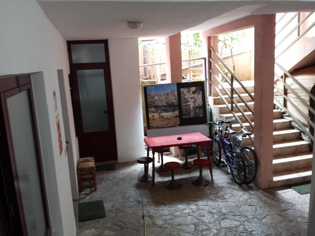 Apartments & Hostel Zdrava Hrana Mostar Bagian luar foto